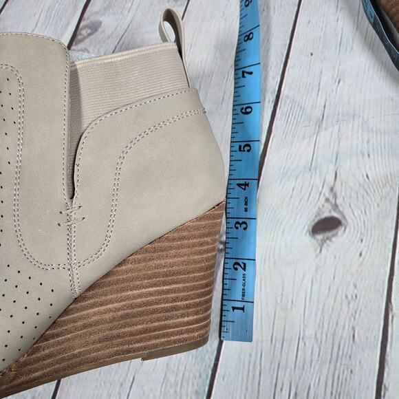 DV Dolce Vita Gerdy Vegan Leather Comfort Wedge Bootie in Beige 7.5 NWT - Picture 7 of 11